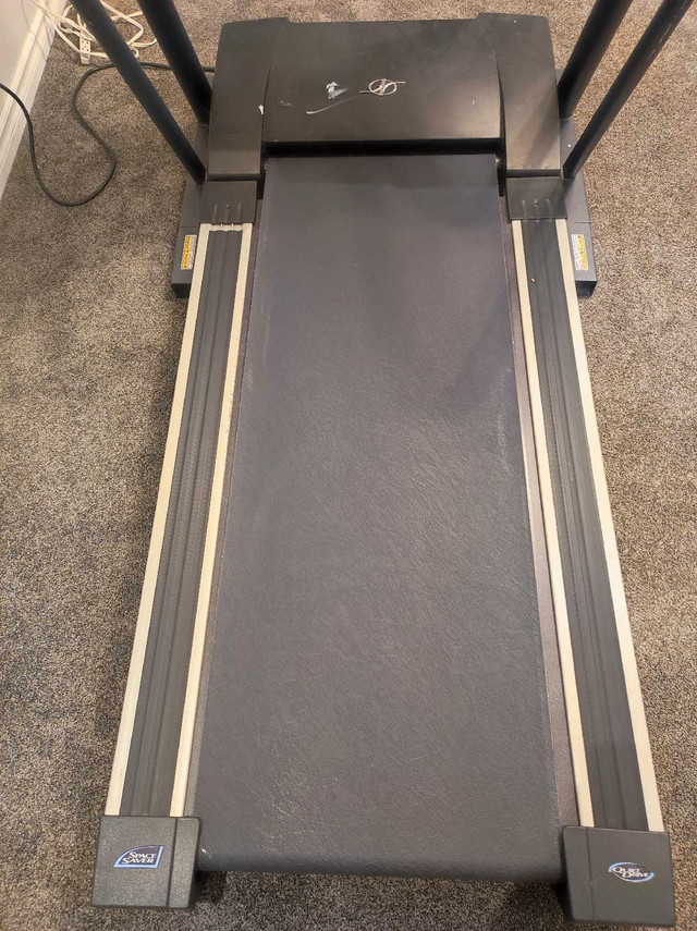 Treadmill NordicTrack C2000 in Exercise Equipment in Markham / York Region - Image 2