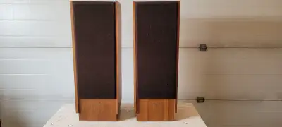 Realistic Optimus T-100 Speakers, View more