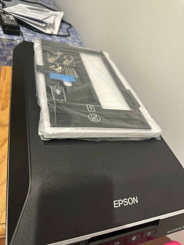 Epson Perfection V600 Color Scanner  in General Electronics in Calgary - Image 4