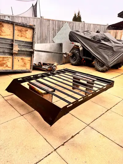 This used Prinsu style roof rack is perfect for your outdoor adventures! It's sturdy and ready to mo...