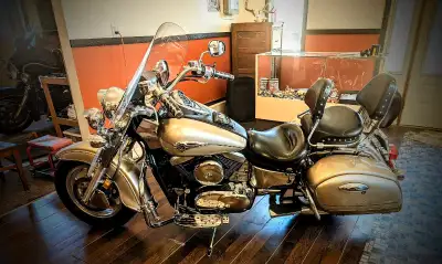 Fully loaded cruiser/ touring bike. All the good options available in it's day. Superior factory lug...