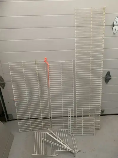 Étagères en métal blanc