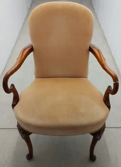 ADD COMFORT AND CHARM TO ANY ROOM Excellent overall condition, minor imperfections from use/age... -...