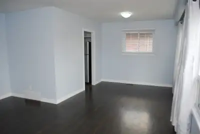 *****RARE MAIN FLOOR 2 LEVEL UNIT, 3 BEDROOMS****** This is not your typical main floor duplex!! Per...
