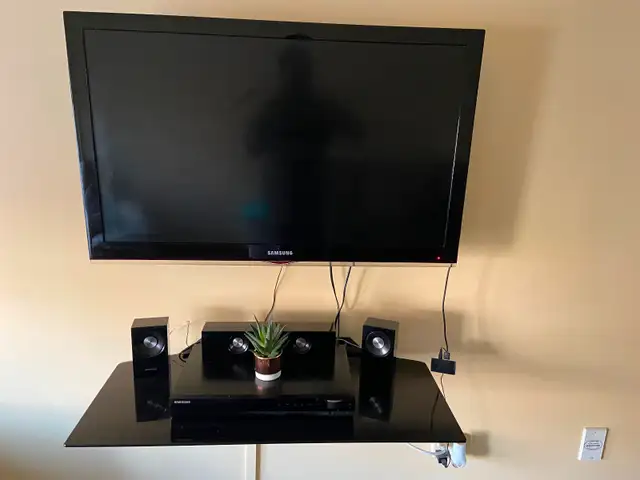 40” Samsung TV with DVD Player in TVs in Mississauga / Peel Region - Image 3