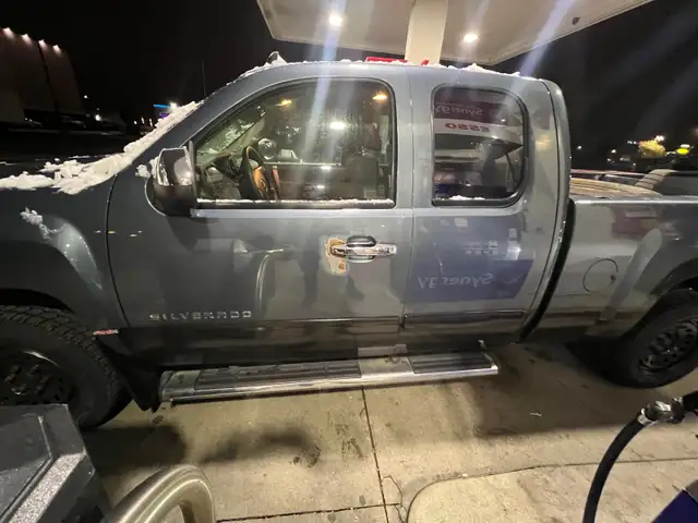 4X4 2010 CHEVROLET SILVERADO in Cars & Trucks in City of Toronto - Image 5