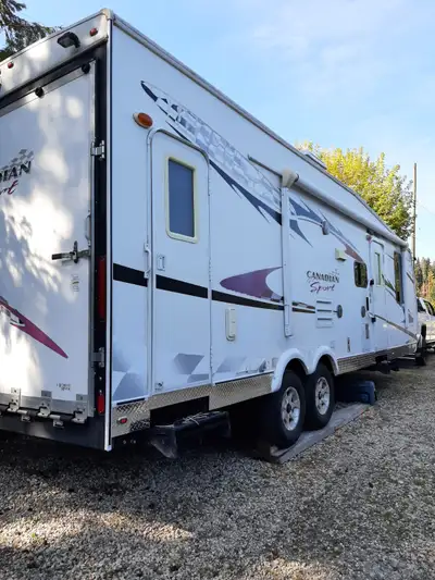 2008 Forest River Canadian Sport Toyhauler. 4 Season trailer, 30 ft long with 2 (100 watt) Solar Pan...