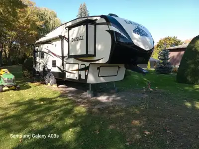 Roulotte haut de gamme, Fifth Wheel Denali 262RLX 2016, acheté neuve. Un seul propriétaire. Longueur...