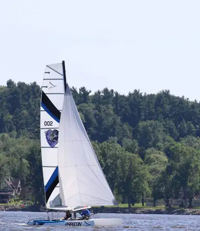 Situé au Club Nautique de Voile Sansoucy à Pointe-Calumet. Catamaran Espadon, 20 pieds, 2013. Valeur...