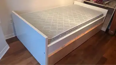 Lit IKEA simple avec 3 tiroirs et un matelas, View more