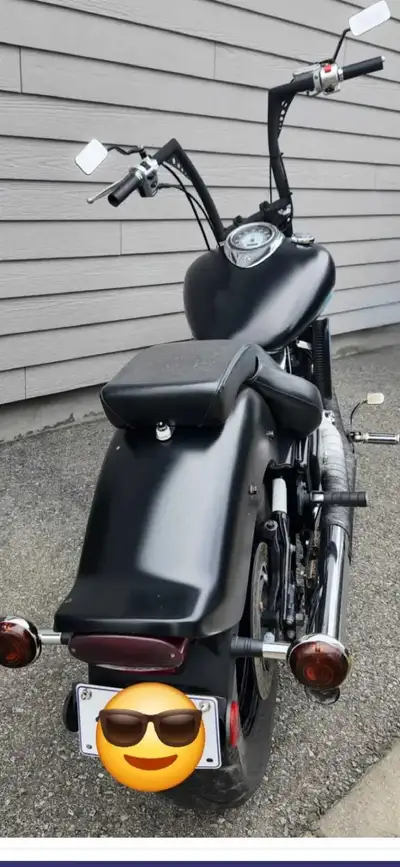 Cette Yamaha V-Star 1100 de 2004 est une moto cruiser puissante au look personnalisé, dotée d'un gui...