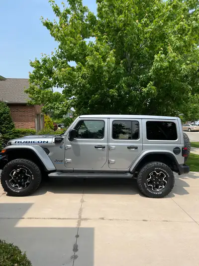 Turn heads and hit the trails (or city streets) in style with this pristine 2021 Jeep Wrangler Rubic...
