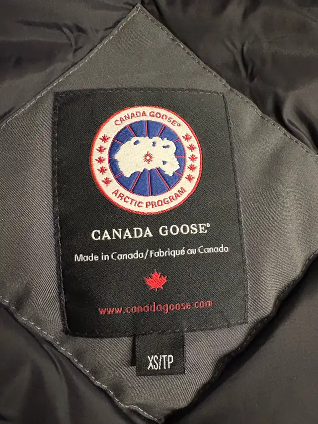 Canada Goose jacket women XS in Women's - Tops & Outerwear in City of Montréal - Image 7