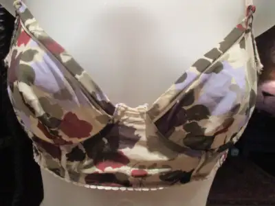 Made in Italy Paul Smith ( createur UK) Superbe matiere legere et extensible Le bustier se ferme au...