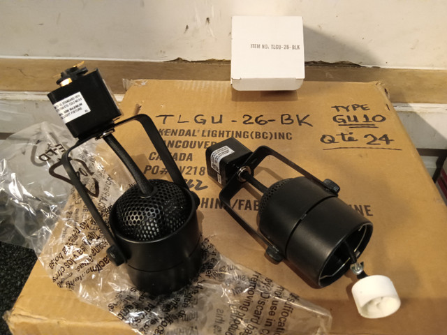 Kendal Lighting TLGU-26-BLK GU-10 Track Cylinder Black LED comp. dans Éclairage intérieur et plafonniers  à Laval/Rive Nord - Image 3