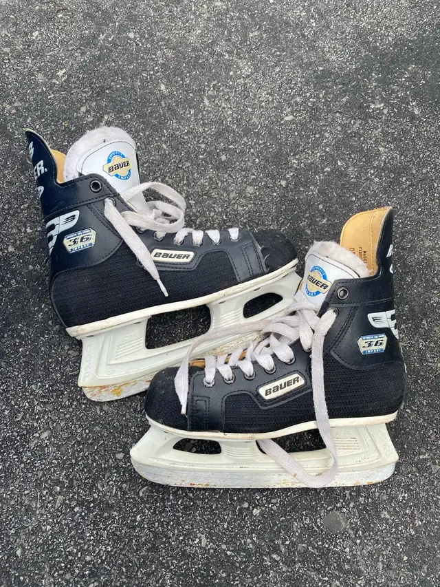 Paire de patin usagée pour enfant in Skates & Blades in Laval / North Shore - Image 5