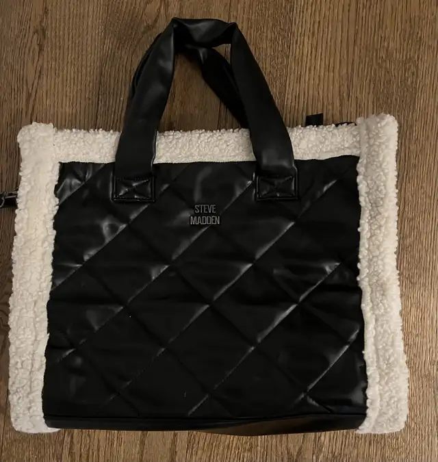 Steve Madden Large Black Quilted Tote Bag /Purse in Women's - Bags & Wallets in Oakville / Halton Region - Image 2