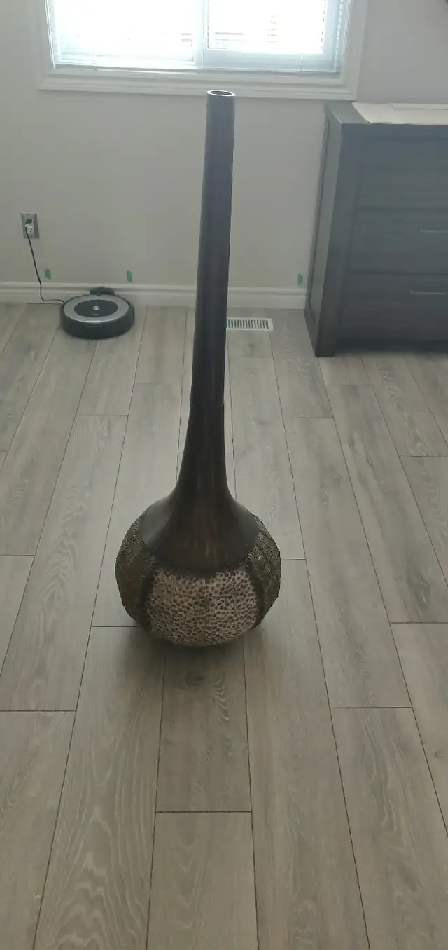 Floor Vase in Home Décor & Accents in Kitchener / Waterloo - Image 2