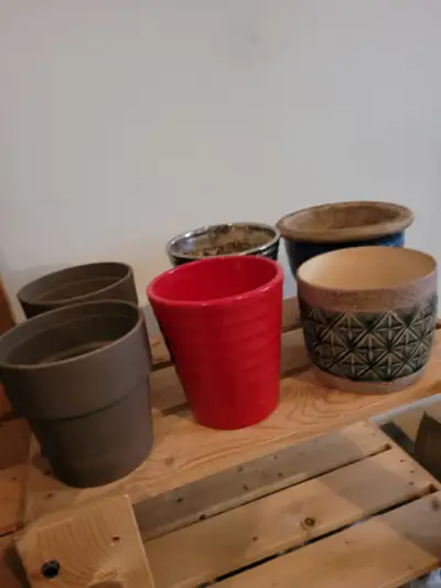 6 Ceramic plant pots - good condition