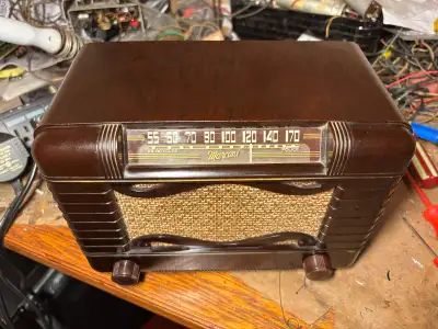 Marconi model 261. This model was built from 1946 through 1948 in Canada (Montreal, I believe). 5-tu...