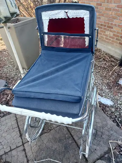 ~As shown ~Great functioning condition ~Can be used for children, décor for a shop, garden, etc. Uni...