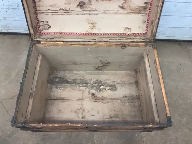Antique steamer trunk. Coffee table!  in Coffee Tables in Norfolk County - Image 7