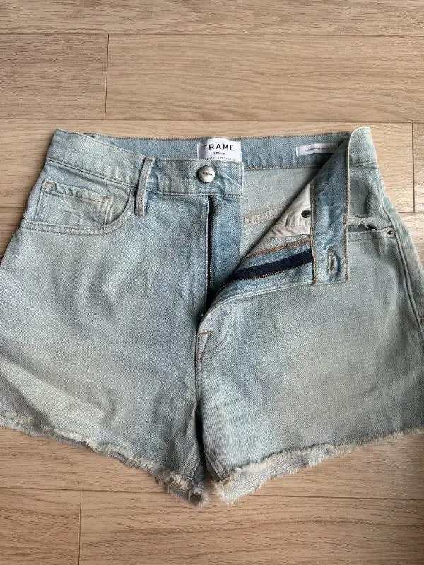 FRAME Jeans Shorts in Women's - Bottoms in City of Toronto - Image 2