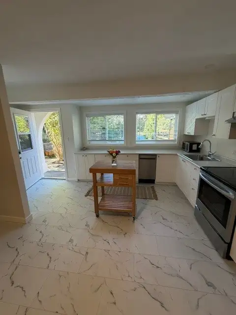  GORDON HEAD PRIVATE STUDIO | $1,695 | PARKING + LAUNDRY + WIF