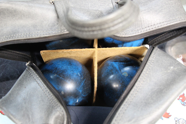 Vintage Bowling Balls & Bag - Marble Blue & Black in Other in City of Halifax - Image 2