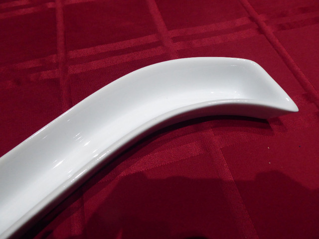 Wavy Porcelain White Olive Serving Tray in Kitchen & Dining Wares in Delta/Surrey/Langley - Image 4