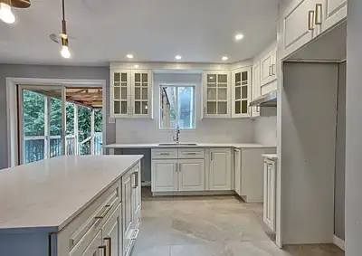 MAISON RÉNOVÉE, 3 CH, 2 SDB, PISCINE, LAVAL