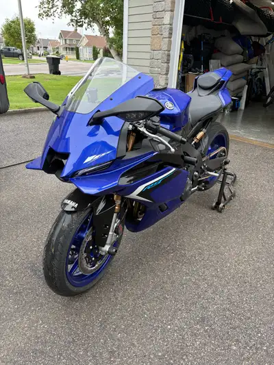 Yamaha R9 2025 seulement 1268km impeccable, exaust full race akrapovic , steering damper, chaîne gol...