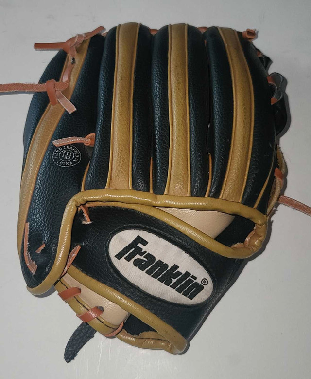Franklin 1809 9 1/2" Youth RHT Baseball Glove  in Baseball & Softball in London