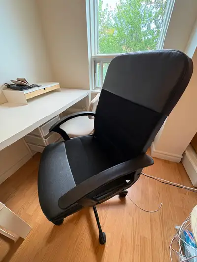 Bonjour, je vends une chaise de bureau pivotante IKEA RENBERGET de couleur noire. Elle est idéale po...