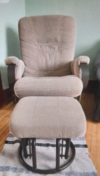 Chaise berçante d'allaitement hyper confortable et son pouf!