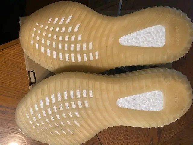 Adidas Yeezy Boost 350 V2 Light Size 11 in Men's Shoes in Oshawa / Durham Region - Image 4