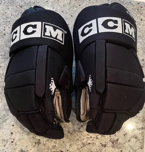 HOCKEY GLOVES (CCM) - BLACK in Hockey in Mississauga / Peel Region - Image 3