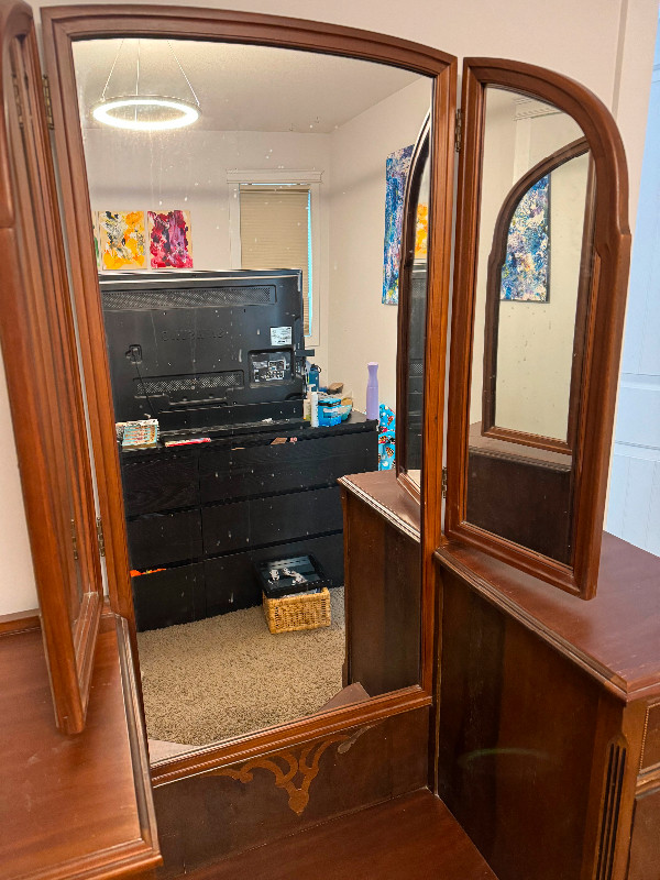 Antique trifold mirror vanity in Other in Saskatoon - Image 2