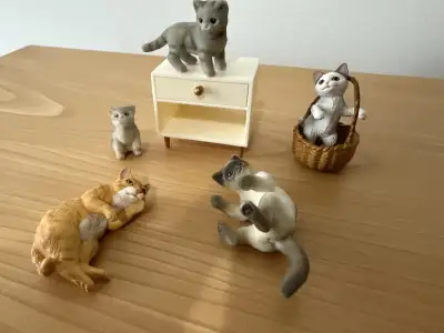 Rares miniatures de marque Re-ment (Japon). Certains chats ont un fini velours. Taille convenant aux...