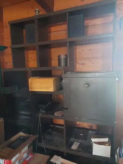 Cette bibliothèque en bois peint brun foncé offre deux sections spacieuses pour organiser vos livres...
