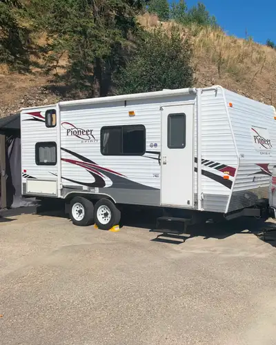 2009 18CK Fleetwood Pioneer Spirit , Total length 22’3”, dry weight 4000 lbs, new mattress, tub/ sho...