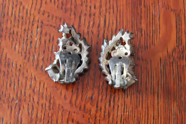 Vintage Pair Of Lisner Clip On Earrings63235093084289122