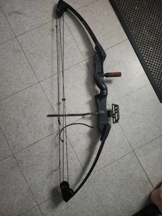 Hunting BOW in Fishing, Camping & Outdoors in Norfolk County - Image 2