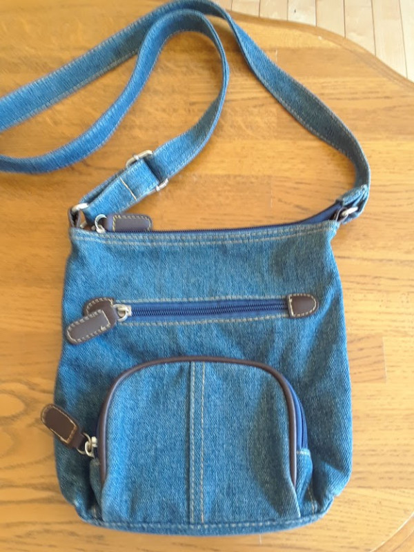 Crossover bag/Purse in Women's - Bags & Wallets in Corner Brook