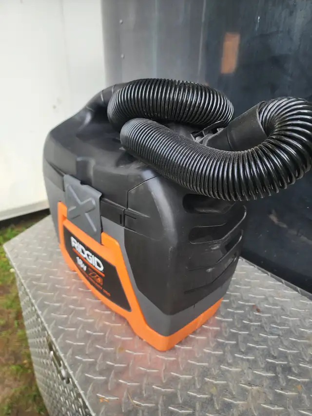 RIDGID 11L (3 Gal.) 18-Volt Cordless Wet/Dry Shop Vacuum W Extra in Power Tools in Windsor Region - Image 10