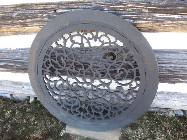 Antique Huge Cast Iron Grate in Good Condition in Arts & Collectibles in Ottawa - Image 2