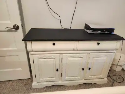 This refinished sideboard features a stylish white body with a graphite-coloured top, making it a ve...