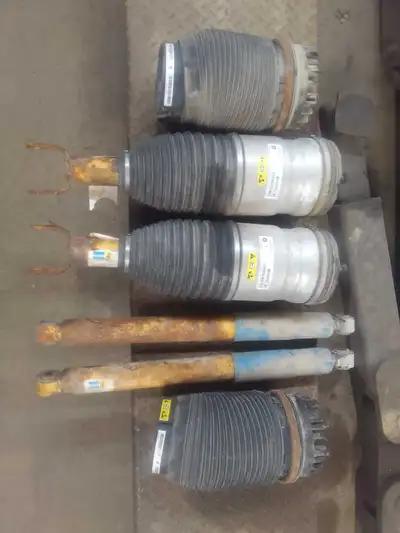 Air Bags out of a 2016 Ram Rebel 111000km Bilstein shocks In great shape,All hold air Compressor die...