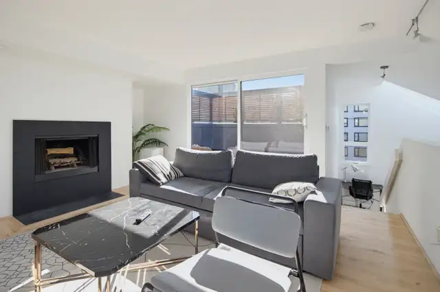 Beautiful Split-Level Townhouse in Vancouver Downtown