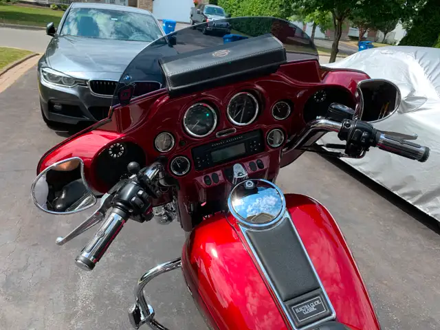 2006 Harley-Davidson FLHTC Electra Glide Classic in Touring in West Island - Image 5